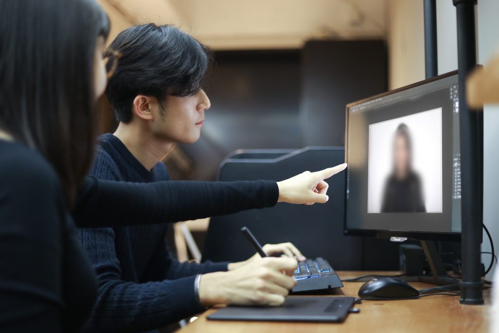 顧客可全程參與修圖過程，按照個人喜好要求修圖師調整證件相直至滿意為止。